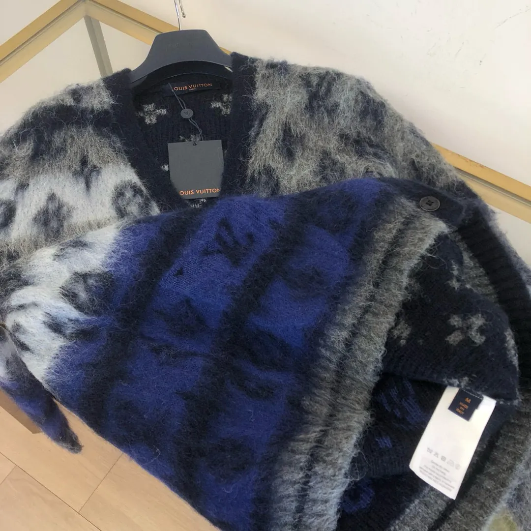 🅿️740 🀄️ Louis Vuitton Exclusive Edition LV MONOGRAM Mohair Cardigan 🔥Exclusive This cardigan is made of rich and finely ground mohair. It uses elegant tones to highlight the full-length LV Monogram pattern. It is comfortable and warm to wear. It can be paired with simple casual pants or trousers to create a classic look with outstanding texture. The same style for men and women. You can get something for sale on the official website.